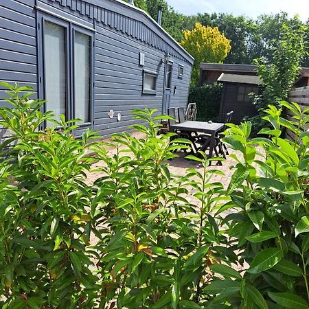 Knusse Veluwse Chalet in Putten alleen voor recreatie Buitenkant foto