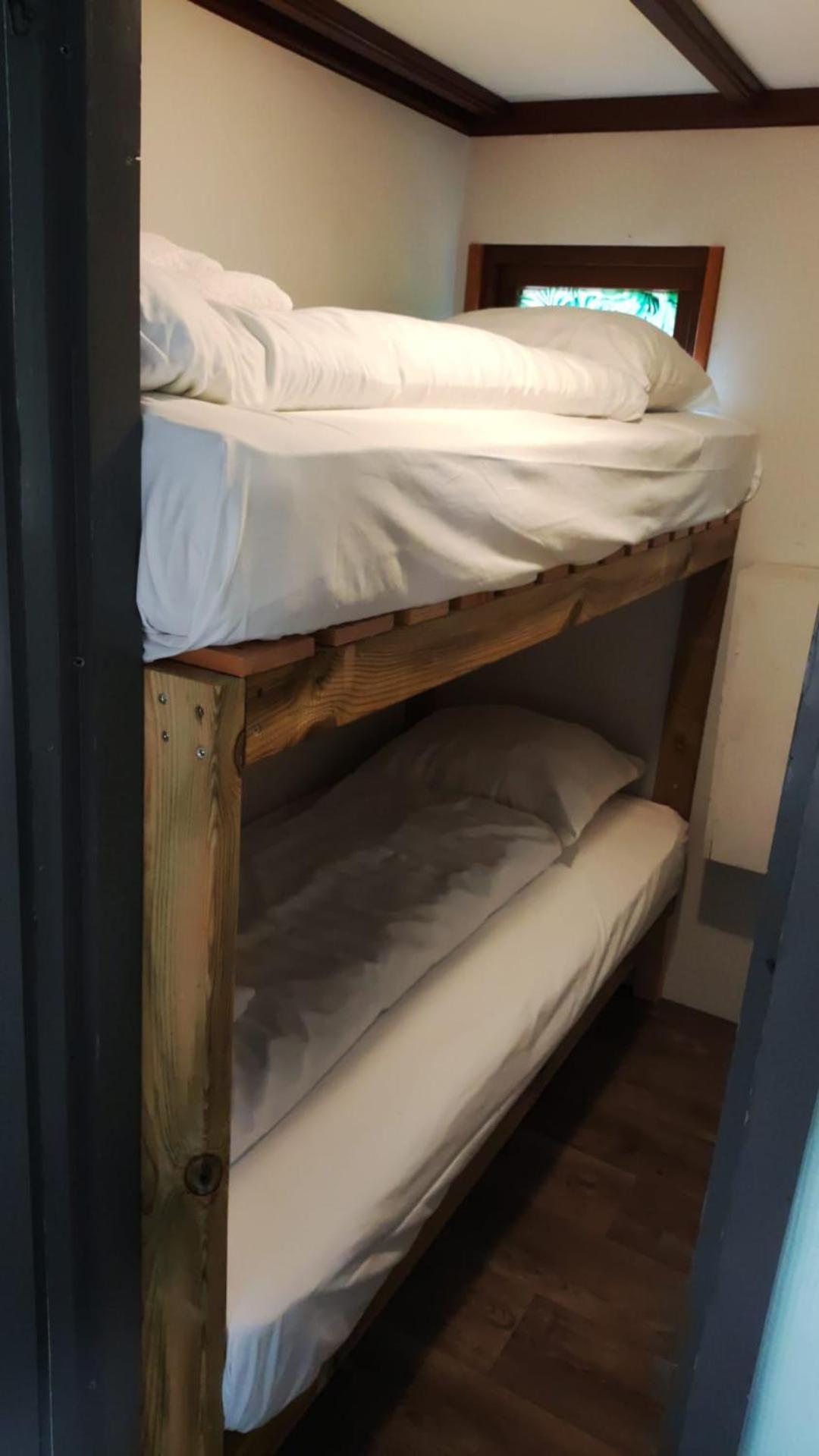 Knusse Veluwse Chalet in Putten alleen voor recreatie Buitenkant foto
