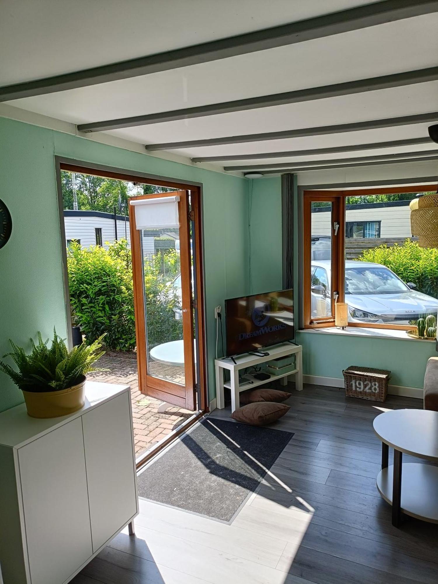 Knusse Veluwse Chalet in Putten alleen voor recreatie Buitenkant foto