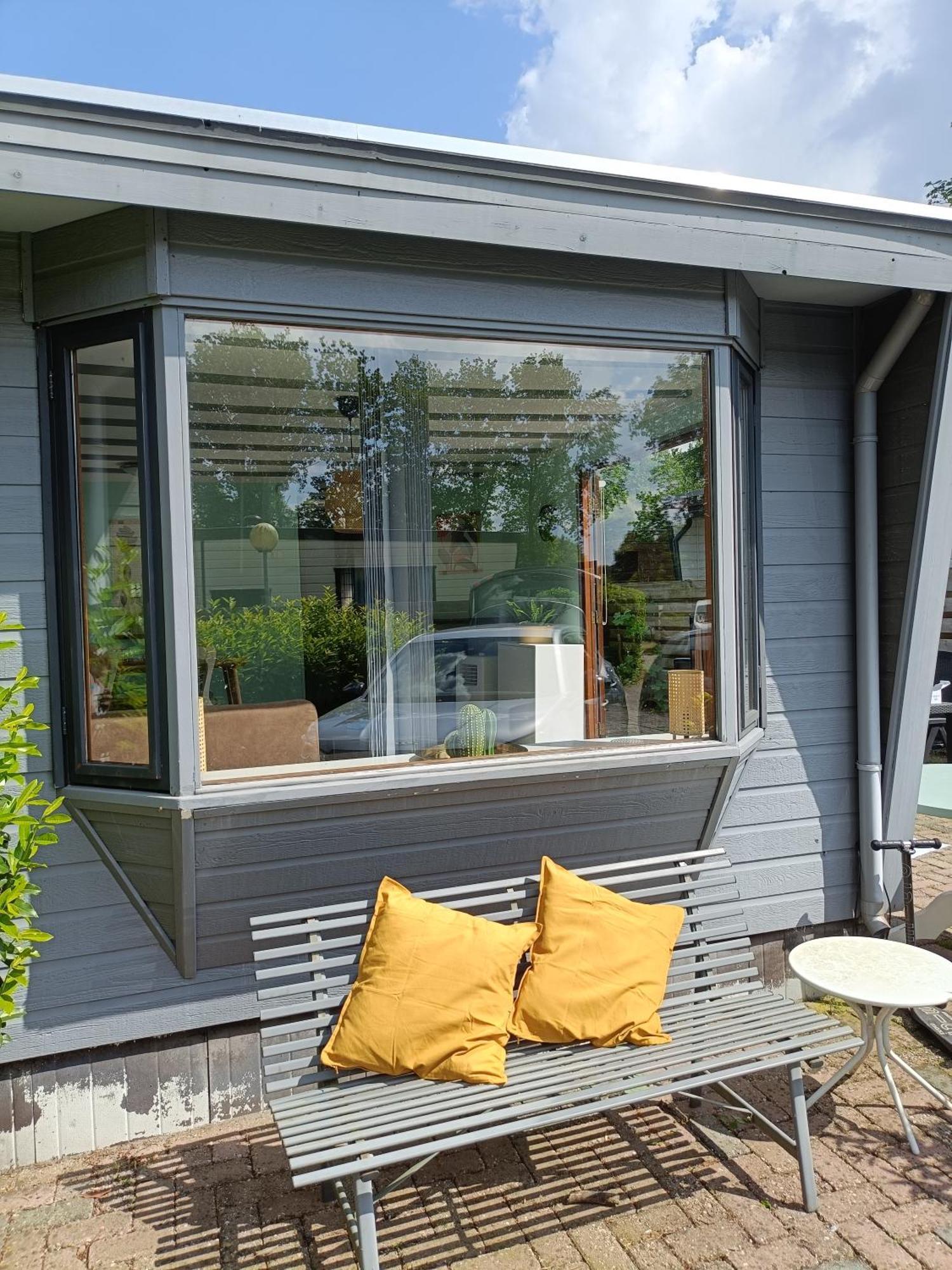 Knusse Veluwse Chalet in Putten alleen voor recreatie Buitenkant foto