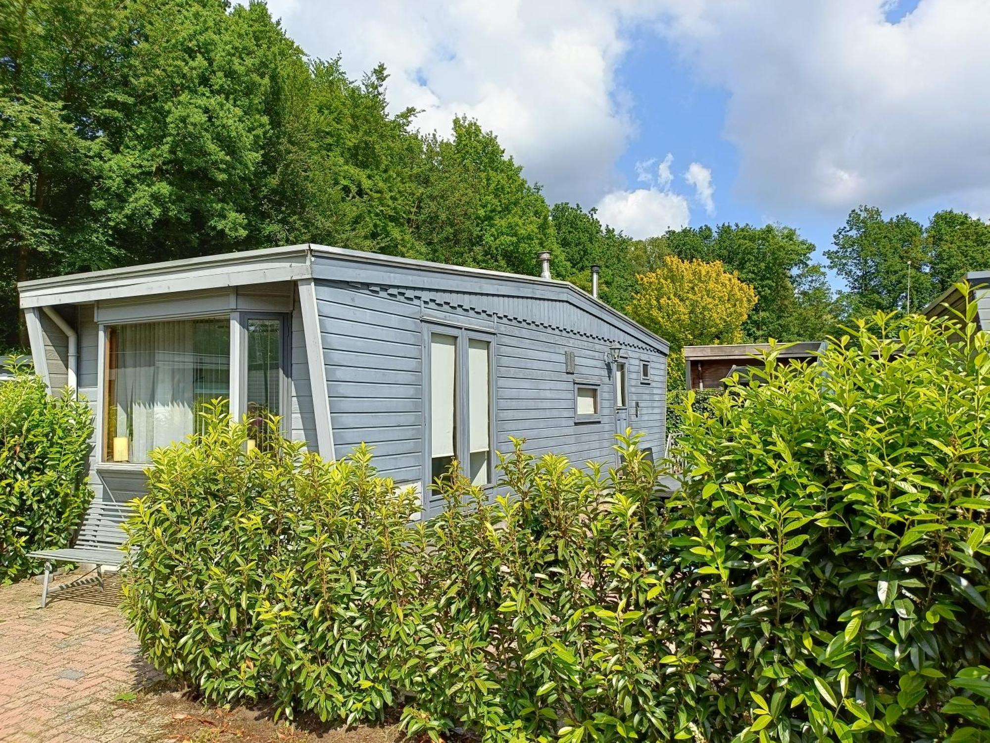 Knusse Veluwse Chalet in Putten alleen voor recreatie Buitenkant foto