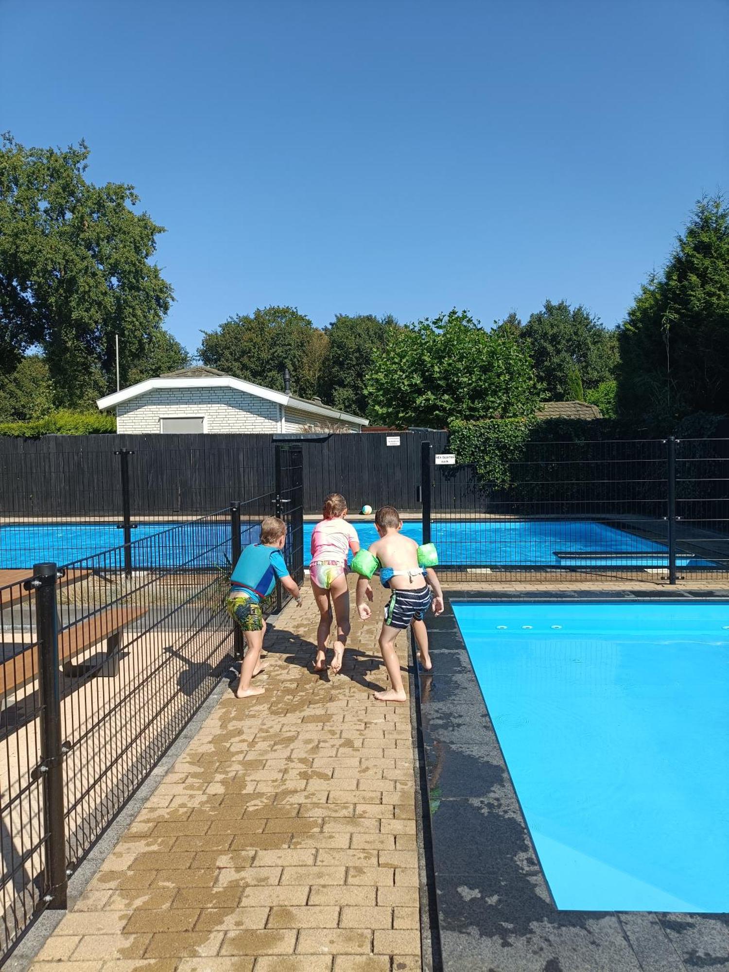 Knusse Veluwse Chalet in Putten alleen voor recreatie Buitenkant foto
